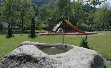 Fontana di acqua potabile Lutago  parco delle sculture in legno