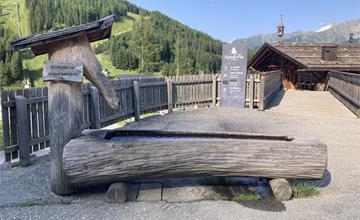 Fontana di acqua potabile Cadipietra stazione a monte Klausberg